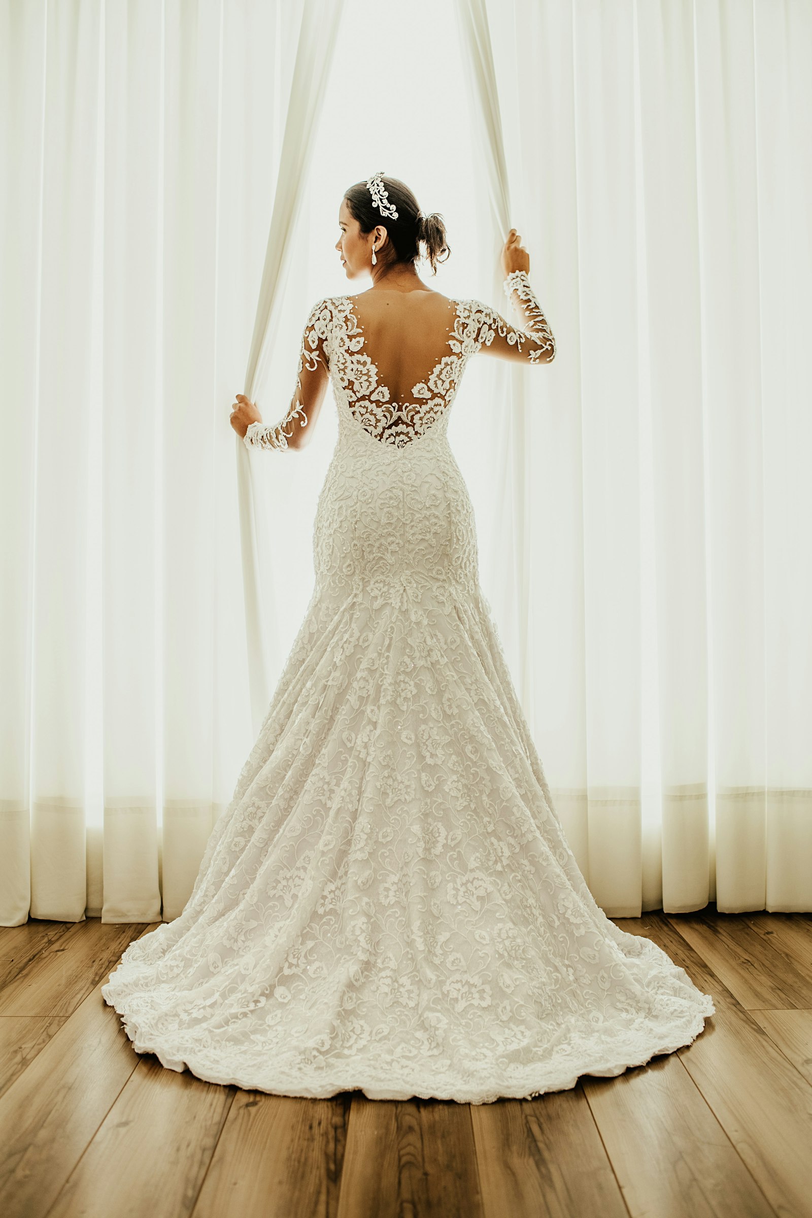Braut in weißem Kleid mit Spitze