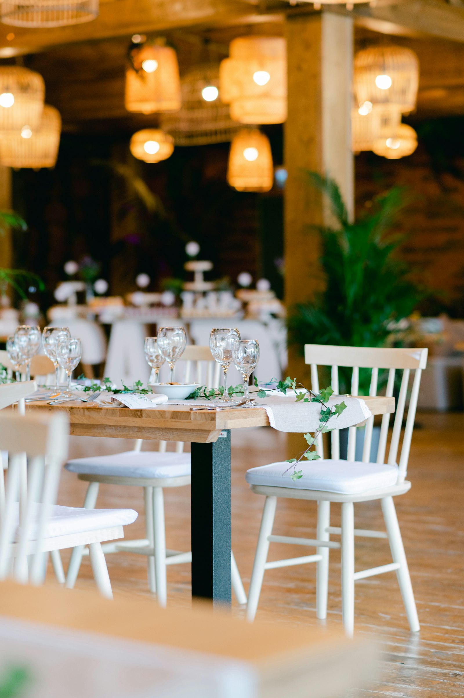 Glasgefäße mit Blumen auf einer Hochzeitstafel