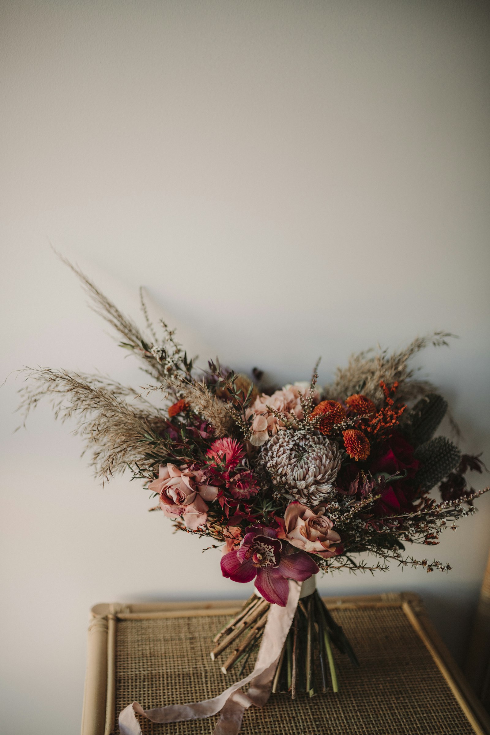 Rosa und weiße Blumen in einer Keramikvase